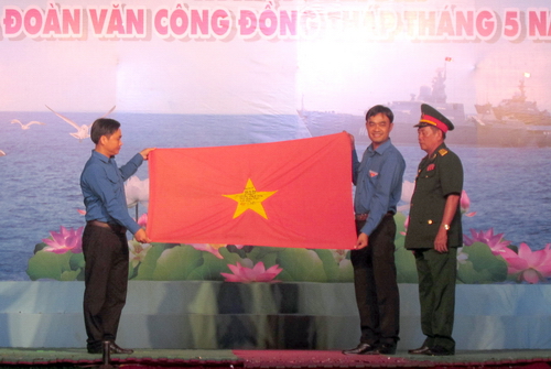 Lá cờ Tổ quốc được tặng lại cho tuổi trẻ Đồng Tháp